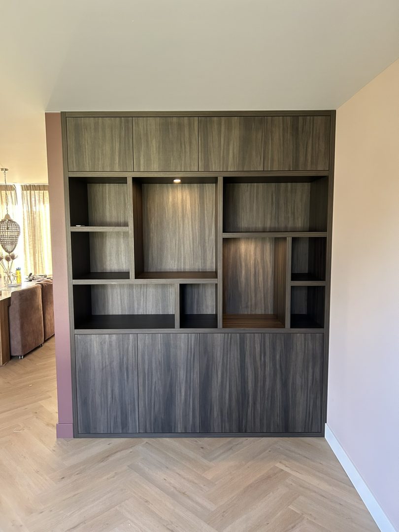 Wandkast op maat met open vakken en gesloten kastruimte in donker houtlook