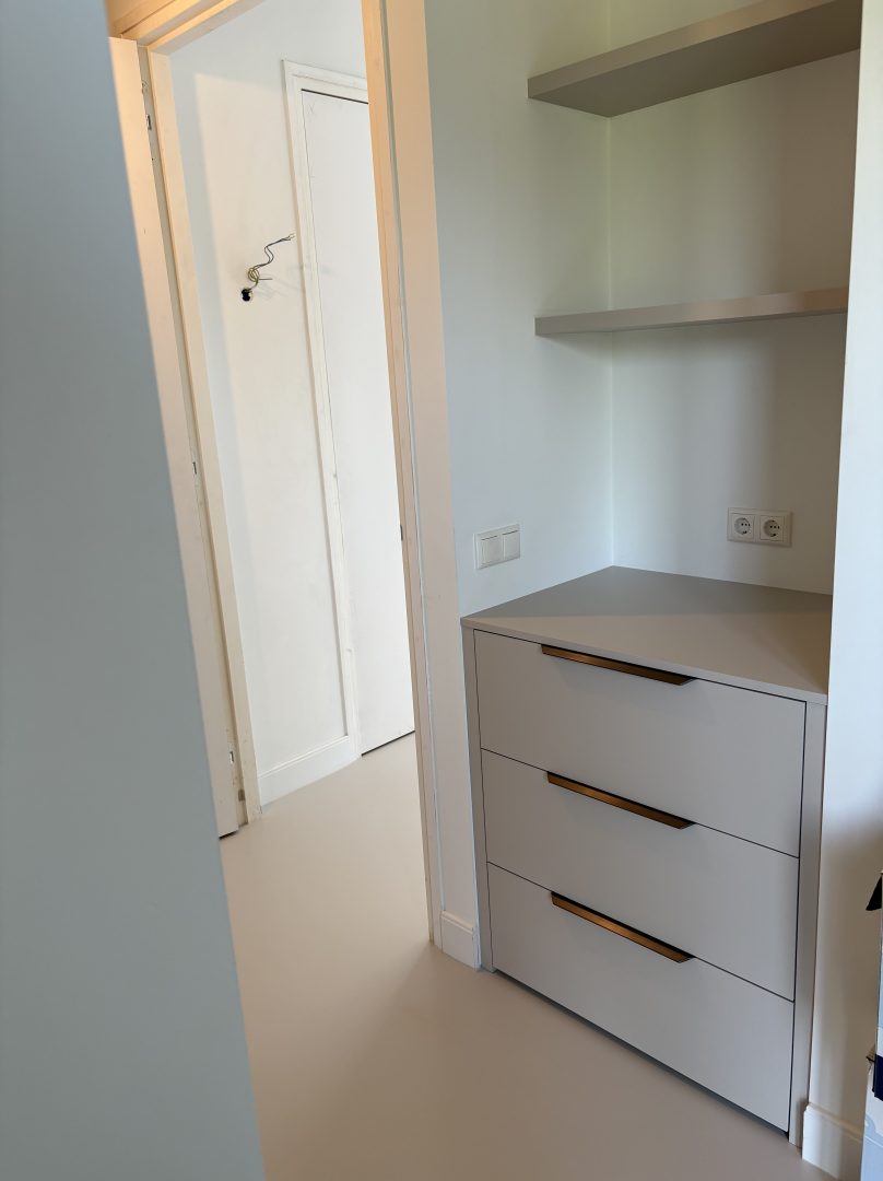 Ladekast met wandplanken in Westendorp